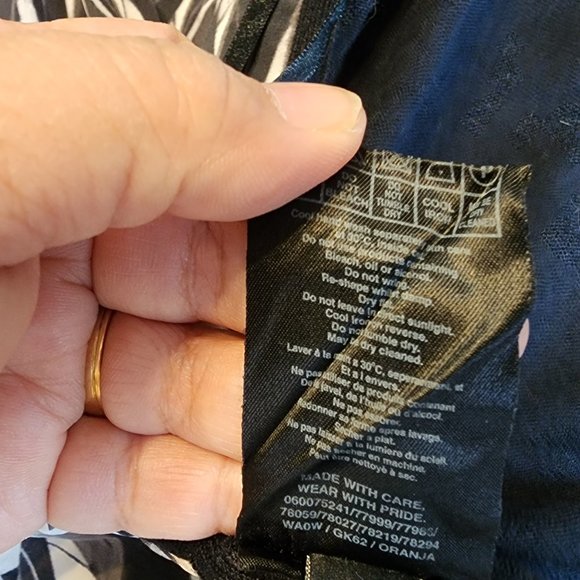 Ted Baker, Women's Cardigan Size 1, Casual, Classic, Contemporary Flaw (Hole). - Picture 9 of 10